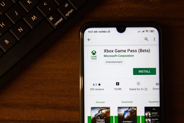 Ивановск, Россия - 07 июля 2019 года: бета-приложение Xbox Game Pass на дисплее смартфона или планшета. — стоковое фото