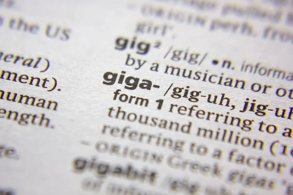 Sözlükte Giga- sözcükte sözcük veya tümcecik.