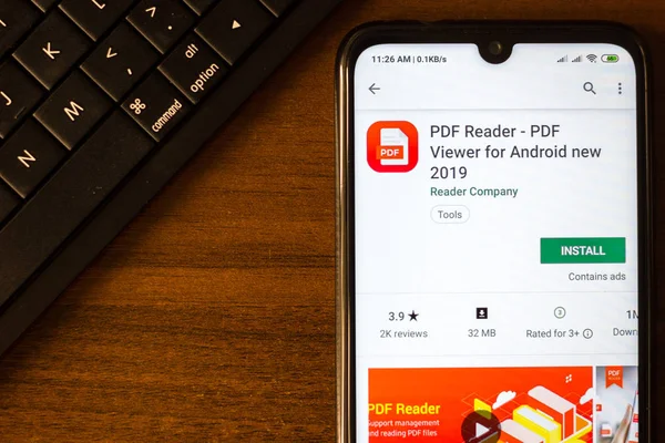 26 июня 2019 года: приложение Reader для Android на дисплее смартфона . — стоковое фото