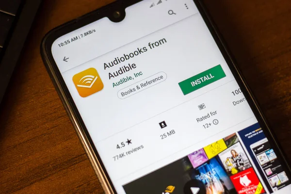 Ivanovsk, Oroszország-június 26, 2019: Hangoskönyvek származó Audible app a kijelzőn a smartphone. — Stock Fotó