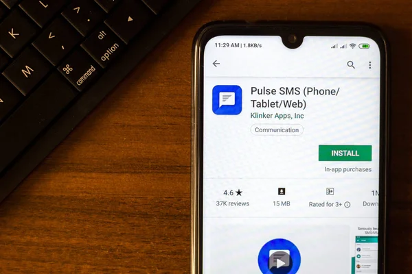 Ивановск, Россия - 26 июня 2019 года: Приложение Pulse SMS на дисплее смартфона . — стоковое фото