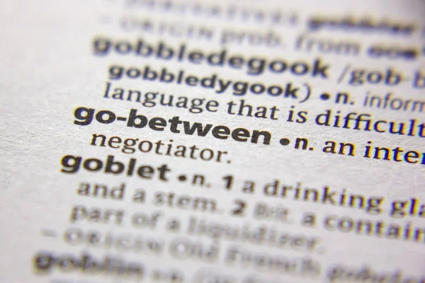 Sözlükte Sözcük veya tümcecik Go-between.