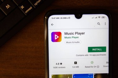 İvanovsk, Rusya-07 Temmuz 2019: Smartphone veya tabletin ekranında müzik çalar uygulaması.