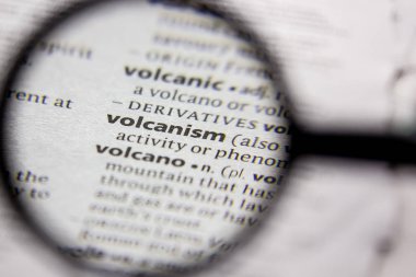Bir sözlükte kelime veya cümle volkanizm.