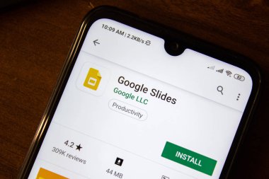 İvanovsk, Rusya-07 Temmuz 2019: akıllı telefon veya tablet ekranında Google Slaytlar uygulaması.