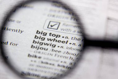 Kelime veya cümle büyük üst bir sözlük.