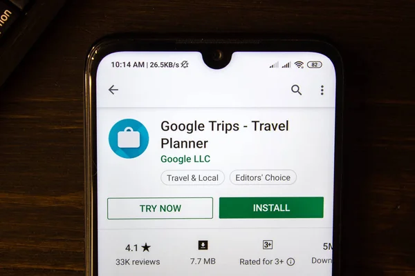 Ivanovsk, Russie - 21 juillet 2019 : Google Trips - App Travel Planner sur l'écran du smartphone . — Photo