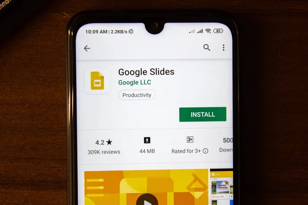 Ivanowsk, Rosja-07 lipca, 2019: aplikacja Prezentacje Google na wyświetlaczu smartfona lub tabletu. — Zdjęcie stockowe