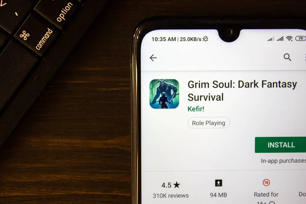 Ивановск, Россия - 21 июля 2019 года: Приложение Grim Soul - Dark Fantasy Survival на дисплее смартфона. — стоковое фото