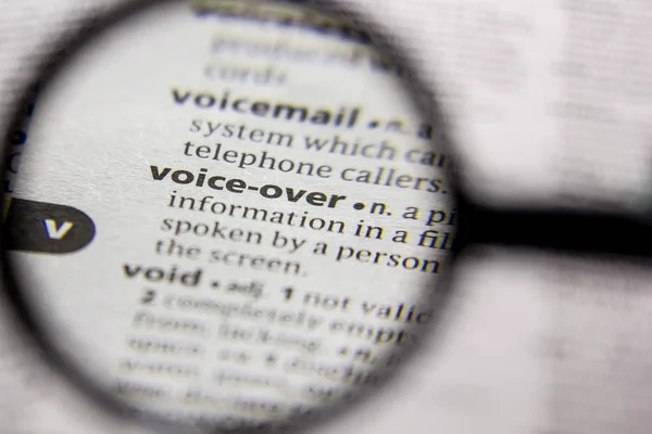 Parola o frase Voice-over in un dizionario . — Foto Stock
