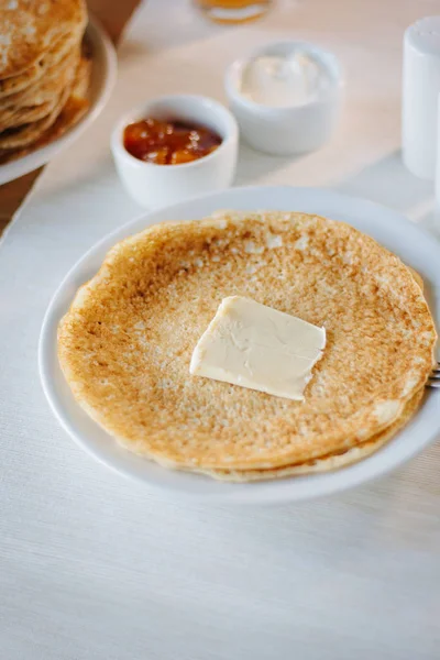 Ryska pannkakor - vegetarisk rätt på nationell restaurang. — Stockfoto