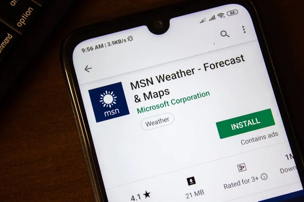 Ивановск, Россия - 07 июля 2019 года: MSN Weather - Прогноз погоды и карты приложения на дисплее смартфона или планшета . — стоковое фото