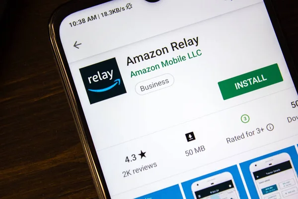 Ивановск, Россия - 21 июля 2019 года: приложение Amazon Relay на дисплее смартфона . — стоковое фото