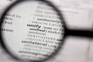 Kelime veya cümle bir sözlükte birleştirmek.