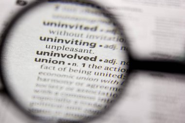 Sözcük veya tümcecik bir sözlükte yer alan.