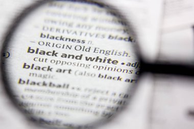 Kelime veya cümle bir sözlükte siyah beyaz.