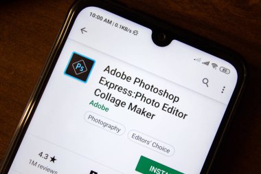 İvanovsk, Rusya-07 Temmuz 2019: akıllı telefon veya tablet ekranında Adobe Photoshop Express uygulaması.