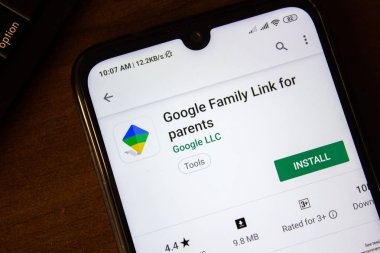 Ivanovsk, Rusya - 07 Temmuz 2019: Akıllı telefon veya tablet ekranında ebeveyn uygulaması için Google Aile Bağlantısı.