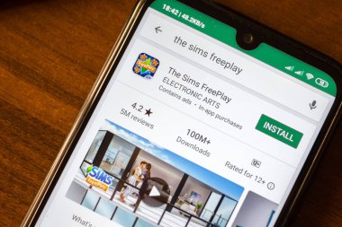 İvanovsk, Rusya-26 Haziran 2019: akıllı telefonun ekranında Sims FreePlay uygulaması.