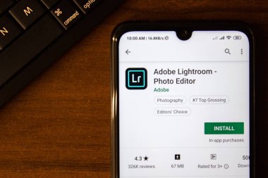 İvanovsk, Rusya-07 Temmuz 2019: akıllı telefon veya tabletin ekranında Adobe Lightroom Photo Editor uygulaması.