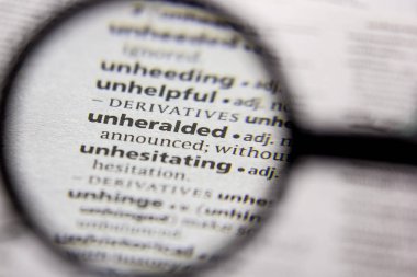 Sözcük veya tümcecik bir sözlükte unheralded.