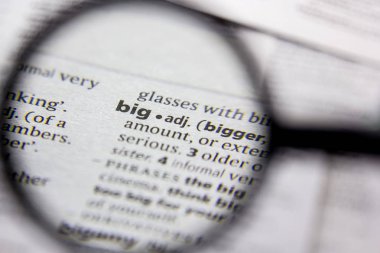 Kelime veya ifade büyük bir sözlük.