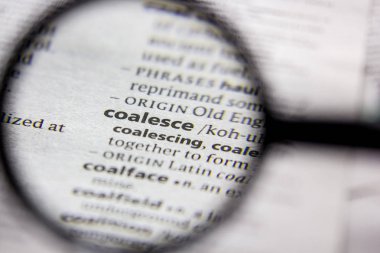 Sözlükte kelime veya cümle birleşim.