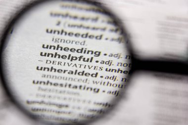 Sözcük veya tümcecik bir sözlükte yardımcı olmaz.