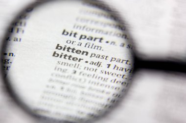 Kelime veya cümle bir sözlükte ısırılmış.