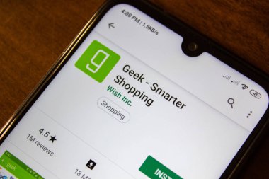 İvanovsk, Rusya-Temmuz 07, 2019: Geek-akıllı telefon veya tablet ekranında akıllı alışveriş uygulaması.