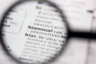 Kelime veya cümle Biyıllık bir sözlük.