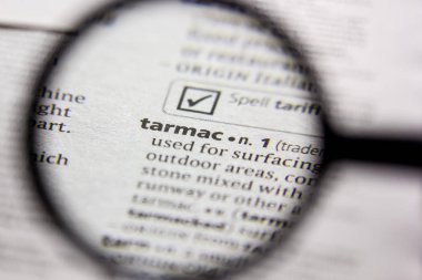 Kelime veya cümle Tarmac bir sözlük.