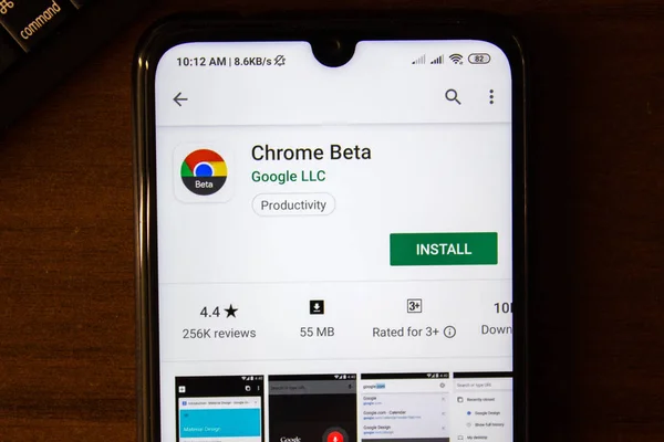 Ивановск, Россия - 07 июля 2019 года: приложение Chrome Beta на дисплее смартфона или планшета . — стоковое фото