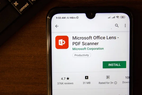 Ивановск, Россия - 07 июля 2019 года: Microsoft Office Lens - приложение для сканера PDF на дисплее смартфона или планшета. — стоковое фото