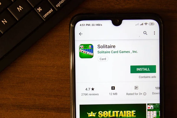 Ивановск, Россия - 07 июля 2019 года: приложение Solitaire на дисплее смартфона или планшета . — стоковое фото