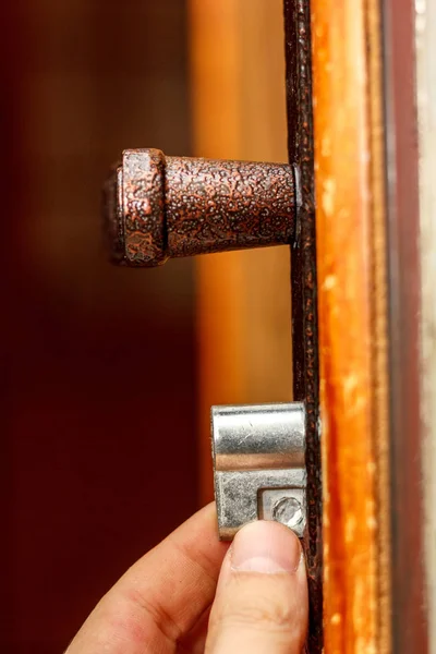 자물쇠 설치 새로운 도어 잠금 나무로 되는 문. — 스톡 사진