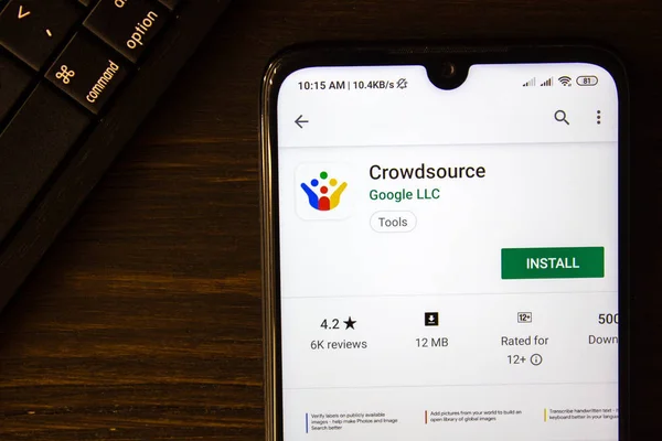 Ivanovsk, Russie - 21 juillet 2019 : L'application Crowdsource sur l'écran du smartphone. — Photo