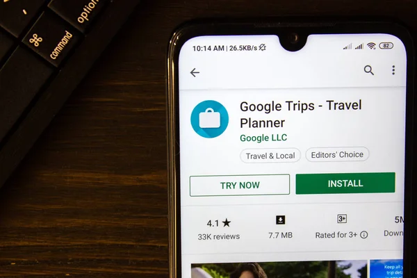 Ивановск, Россия - 21 июля 2019 года: Google Trips - приложение Travel Planner на дисплее смартфона . — стоковое фото