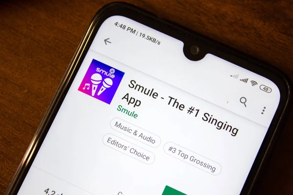 Ivanovsk, Rusya - 07 Temmuz 2019: Smule - akıllı telefon veya tablet ekranında şarkı söyleyen bir numaralı uygulama.