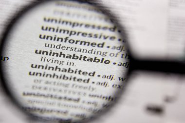 Kelime veya cümle bir sözlükte yaşanmaz.