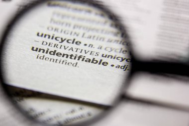 Sözcük veya tümcecik bir sözlükte tanımlanamayan.