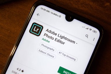 İvanovsk, Rusya-07 Temmuz 2019: akıllı telefon veya tabletin ekranında Adobe Lightroom Photo Editor uygulaması.