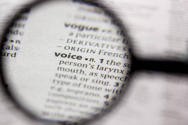 Sözlükte kelime veya cümle sesi.