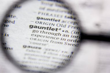 Sözlükte kelime veya ifade Gauntlet.