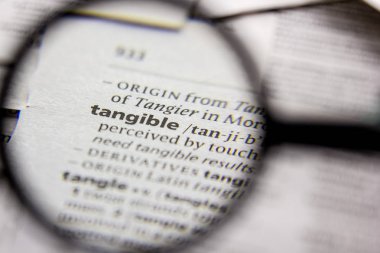 Kelime veya cümle bir sözlükte somut.