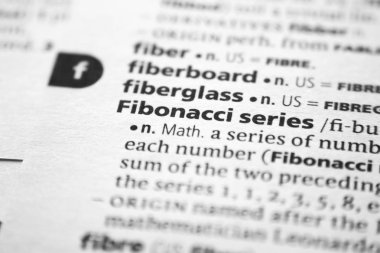 Bir sözlükte kelime veya cümle Fibonacci serisi.