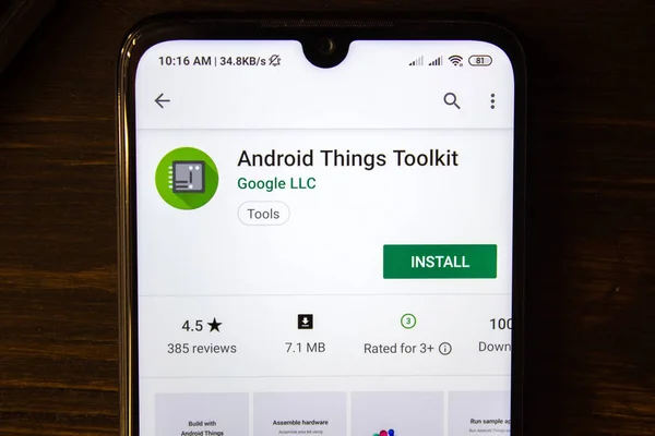 Ivanovsk, Russie - Juillet 21, 2019 : Android Things Toolkit app sur l'écran du smartphone . — Photo