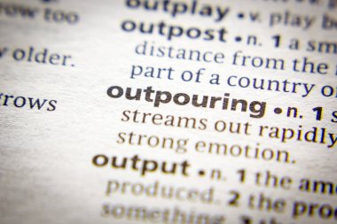 Sözlükte çıkan sözcük veya tümcecik.