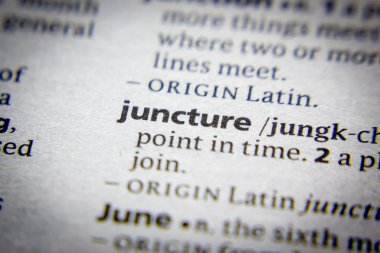 Sözlükte Sözcük veya tümcecik Juncture.