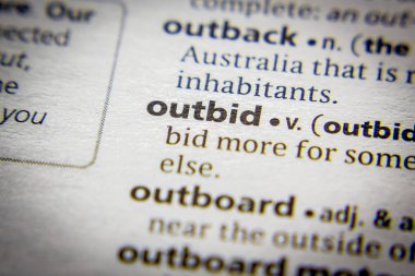 Sözlükte Sözcük veya tümcecik Outbid.